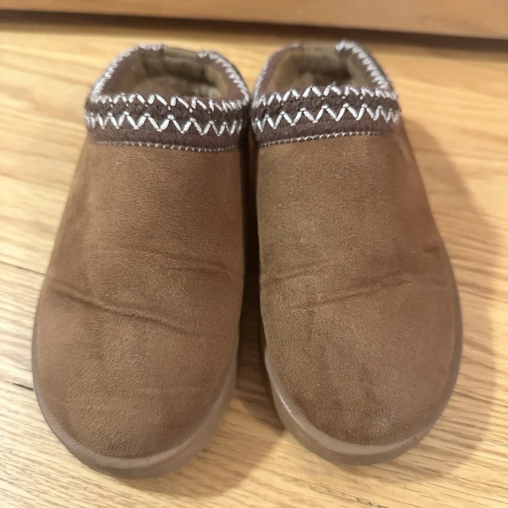 Hurley Brown Suede Lined Slip On Slippers Moccasin Clogs Youth Size 2 Cozy‎